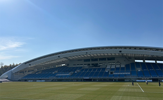 ピッチサイドシート指定(B2)から見えるスタジアム写真