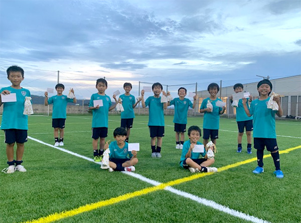 新日本製薬プレゼンツ七夕企画 アビスパ福岡アカデミー生とボランティアスタッフに パーフェクトワンを提供頂きました アビスパ福岡公式サイト Avispa Fukuoka Official Website 新日本製薬プレゼンツ七夕企画 アビスパ福岡アカデミー生とボランティアスタッフに パーフェクトワンを提供頂きました アビスパ福岡公式サイト Avispa Fukuoka Official Website